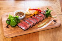 適度なサシと上品な赤身。非常にバランスがとれた部位です。