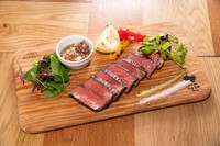 非常に柔らかく、しっかりと脂がのっており、肉の旨みが感じられます。