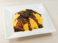 牛肉がごろっとのった肉屋ならではのオムライス
【平日限定】サラダ・スープ・選べるドリンク付き
※チキンライス大盛り・・・+275円

