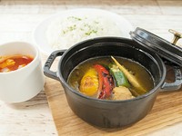 豚肉と彩り野菜のオリジナルグリーンカレー！
【平日限定】サラダ・スープ・選べるドリンク付き
※ライス大盛り・・・＋165円
