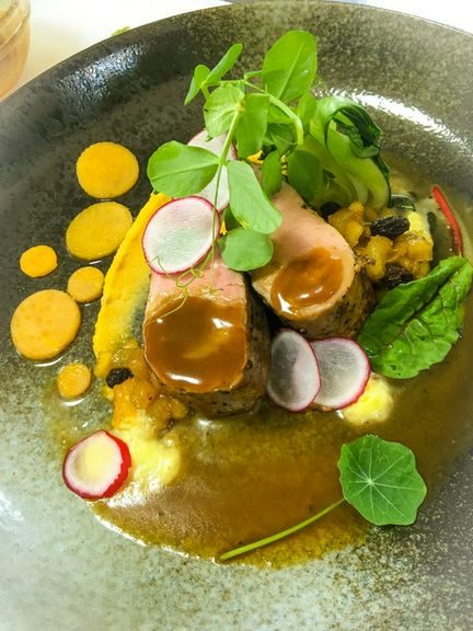 柔らかな味わい『Pepper-Glazed Pork  Loin Kabocha, Puree Baby Bok Choy, Apple, Pear Raisin Chutney』