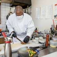 「日本人はシャイな人が多く、お店では食事を楽しみリラックスしてほしいため、基本的にはあまり話しかけず黒子に徹しています。でも一緒に写真を撮るのはOKですよ。」とシェフ。
