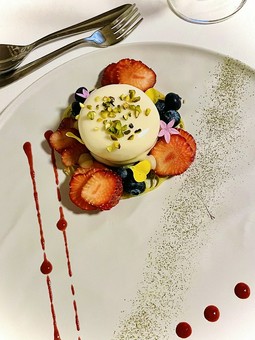 シェフの料理目当てに、新幹線などで遠方から来店される方も