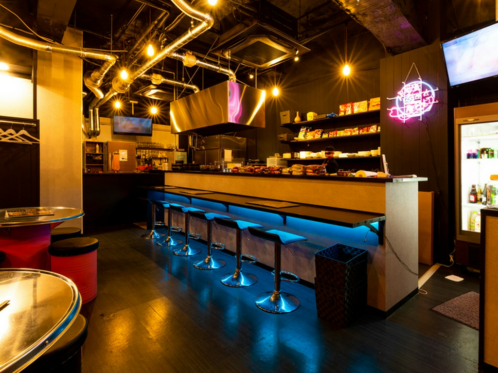 ネオンライト光るおしゃれ空間で、カジュアルに楽しむ韓国料理