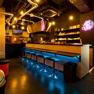 ドラム缶のテーブルに、色とりどりのネオンライト、クラブ風のスタイリッシュな空間で、カジュアルに韓国グルメを堪能できるのが【サラン】の魅力。仲間と集って、ワイワイと賑やかに楽しめます。