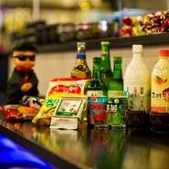 チャミスルやジョウンディー、マッコリなどの韓国酒なども豊富にラインアップ。韓国グルメと韓国酒を堪能したら、〆には韓国のインスタント麺をオリジナルアレンジで楽しむこともできます。