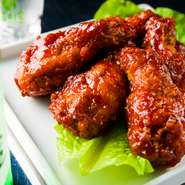 コース料理を頼まなくてもオーダーできる飲み放題は、1時間から手ごろな価格で楽しめると大人気。ハイボールやサワーはもちろん、豊富なラインアップが魅力のカクテルメニューもずらりと揃っています。