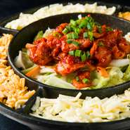 辛み通も大満足の激辛メニューから、辛さ控えめメニューまで、幅広くラインナップ。韓国料理ファンはもちろんのこと、韓国グルメ初心者でもも、入門編として気負わずチャレンジすることができます。