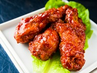 ご存じ韓国グルメの代表選手！『ヤンニョムチキン』