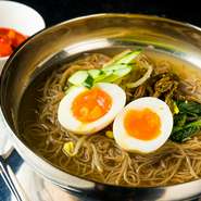 小麦粉を主原料とする一般的な冷麺と違い、そば粉を原料としているのが韓国冷麺の特徴。細めの麺を使い、牛だしのスープで仕上げた『冷麺』は、つるりと心地よい喉越しと、独特の風味が楽しめます。