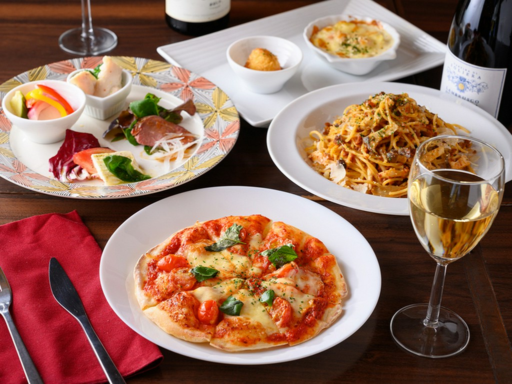 華やかな料理とワインで楽しい夜を演出