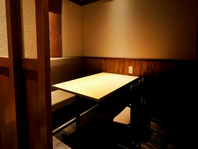 落ち着いた個室があり、プライベート＆ビジネスの両方に向く