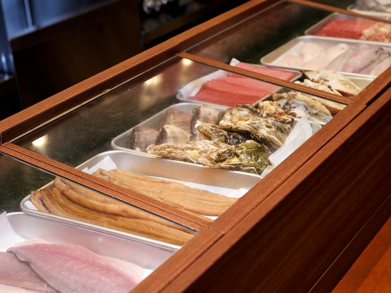 とびきり旨い旬魚介、本マグロ、黒毛和牛、山里の幸が揃う