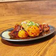 生の鶏もつと、ちょうちんを甘辛ダレで半熟焼きにした「いいとこ焼き」。ちょうちんは、1羽につき1つしか取れない希少部位！高級焼き鳥屋さんでもなかなか味わうことのできない希少部位です