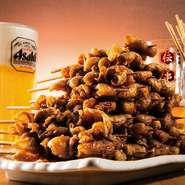 パリッパリに仕上げ、余分な脂を落とした鶏皮はコラーゲンの宝庫。表面はパリパリ、中はモチモチ、何本でも美味しくヘルシーに。タレには高麗人参を使用し、伝串の相性抜群。