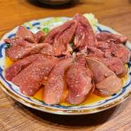 【新時代44】は、極上の新鮮鶏が味わるお店です。その最たる例が極上肝刺しです。その他にも、極上の新鮮鶏が味わえます。