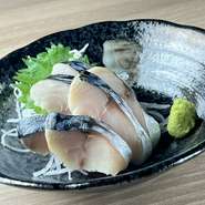 一般的な〆サバは塩とお酢で〆て終えるところを、当店では更に昆布でも追い〆を行います。日高昆布の旨味の効いた塩加減が絶妙の当店自家製の〆サバ。日本酒や焼酎と合わせてご賞味ください。