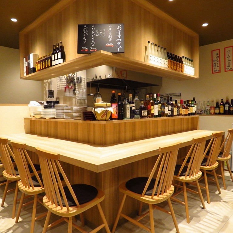 調理風景も眺められるカウンター席