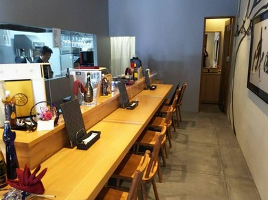 カウンター10席の落ち着いた店内で接待にも最適です。