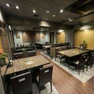 席の間隔も広くとっているテーブル席は、接待や記念日などにおすすめ。