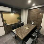 扉で仕切られた個室になります。人数に合わせて3つ用意しております。接待やデート、宴会にも最適です。