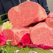 その極上の味わいは「肉の芸術品」との異名を持ちます。世界に誇る最高ランクの和牛をご用意いたしました。カルビからヒレステーキ、サーロインステーキまでございますので是非ご賞味ください。