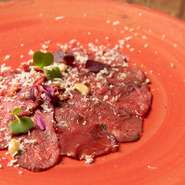 お刺身でも食べられる鮮度抜群の鹿ロース肉を、薄くスライスしてシンプルに素材の良さを伝えます。清涼感のある山わさびと合わせております。ぜひご賞味ください！