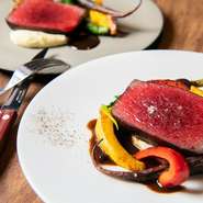 生でも食べられるお肉を、塊で焼きレアで仕上げ、驚くほどの柔らかさ。鹿の骨からゆっくりと時間をかけてとった出汁と、清涼感のあるジュニパーベリーの香りを合わせた特製ソースに、季節野菜の炭火焼きを添えて。