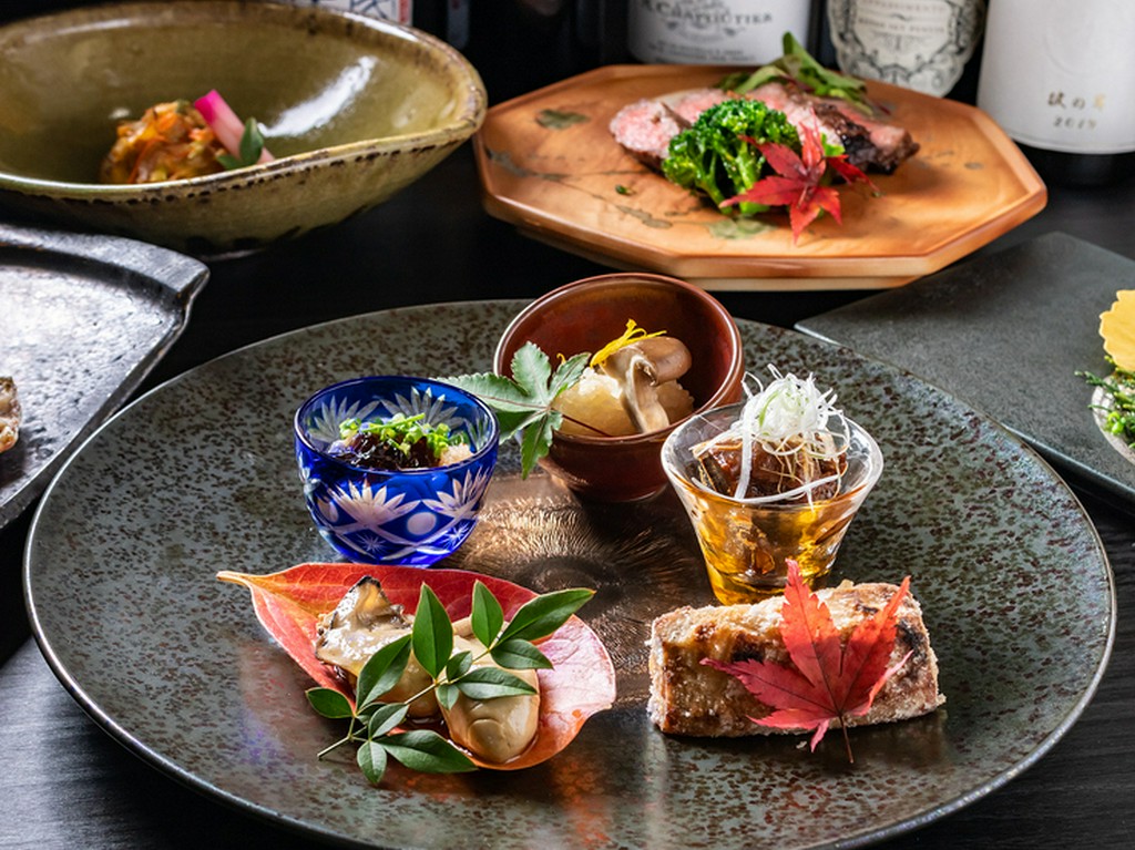 熟練の料理人が手掛ける季節のコースで、大切なゲストをもてなす