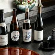 旬の料理をさらに奥深く楽しめるように。日本酒のスペシャリストと共に選び抜いた、今味わいたい日本酒たち。飲み頃の日本酒は季節ごとに10種前後用意しています。