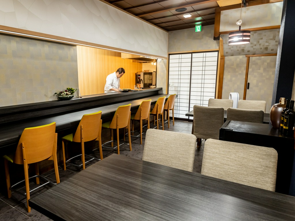 臨場感あるやりとりも楽しめるカウンターは大人のデートにも最適