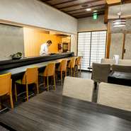 大人なふたりのデートにもオススメなカウンター席。職人技を間近に眺めつつ、ときに店主とのやりとりも楽しめる特等席。粋な時間を過ごせそうです。