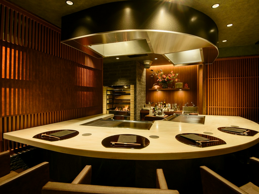 6人まで利用可能な鉄板付き個室