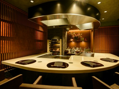 6人まで利用可能な鉄板付き個室