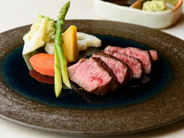 薪が際立たせる絶妙な旨み『薪火焼きステーキ 三庵風』