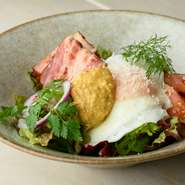 フレッシュな野菜に、薪火で焼いた厚切りベーコン、鉄板で焼いた目玉焼きを乗せたシーザーサラダ。薪と鉄板、ふたつのスタイルで織りなす【薪火三庵】ならではの逸品です。