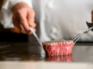 素材1つひとつの個性を見極める『鉄板焼き』