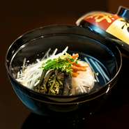 厳選された四季の食材を扱い、丁寧な仕込と繊細な技が織りなす本格江戸前鮨。寿司ネタは素材に合わせて細かな下処理を施し、休ませることで魚本来の風味を引き立てネタとしています。
