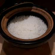 コース料理の〆を飾る逸品。店主自ら生産者のもとを訪ね仕入れた、福井県産のお米。豊かな風味とふっくらとした甘みが、食後に心地よい余韻を残してくれます。