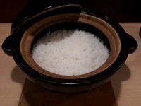 コース料理の〆を飾る逸品。店主自ら生産者のもとを訪ね仕入れた、福井県産のお米。豊かな風味とふっくらとした甘みが、食後に心地よい余韻を残してくれます。