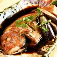 使用する魚の種類によって、煮付けの方法が変えられます。魚の身をふっくらさせながらも、味はしっかりと浸透。甘辛い味付けは、ご飯にも日本酒にもよく合います。さっぱりと食べられる『塩焼き』もオススメです。
