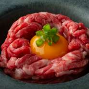 当店にお越しいただいたら、まずは生ユッケがおススメです。
お肉本来の旨味を感じる自慢の逸品です。
特製ダレ or 塩ダレ をお選びください。