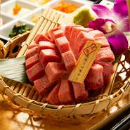 一頭からわずかしか取れない希少なタン元の部位を極厚に切り出し、咲き誇る花のように見立てた豪勢な一品。
