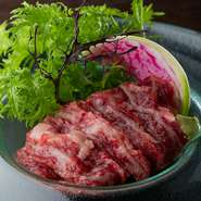 牛肉本来の旨味を感じることができるひと品です。赤身と霜降りを織り交ぜた新鮮な生肉をお楽しみください。