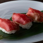 薄くスライスされたハム状の牛タンを握り寿司にしました。普段とは違った牛タンの味をお楽しみください。