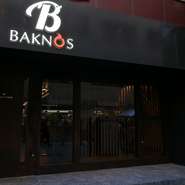 こだわりつくしたワンランク上の鉄板焼きを、肩肘張らないリラックス空間で楽しめるのが【BAKNOS akasaka】の魅力。シックでスタイリッシュな空間ですが、心和む接客とおいしい料理に、くつろいだ時間を過ごせます。