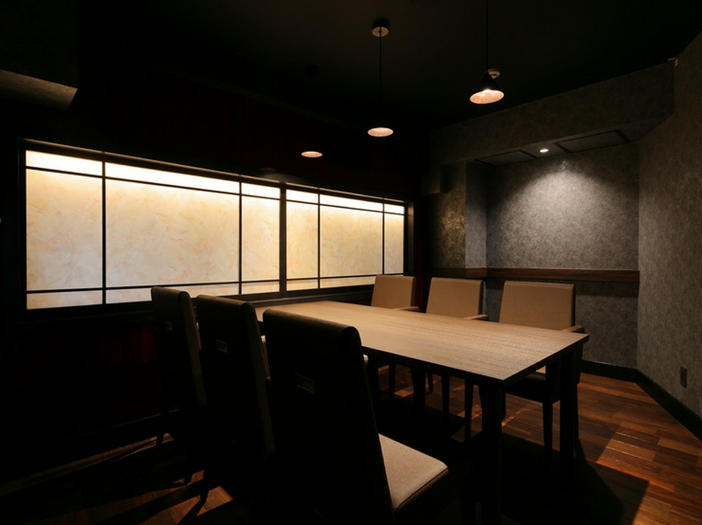 隠し扉の向こうにしつらえられた上質な完全個室で上質な時間を