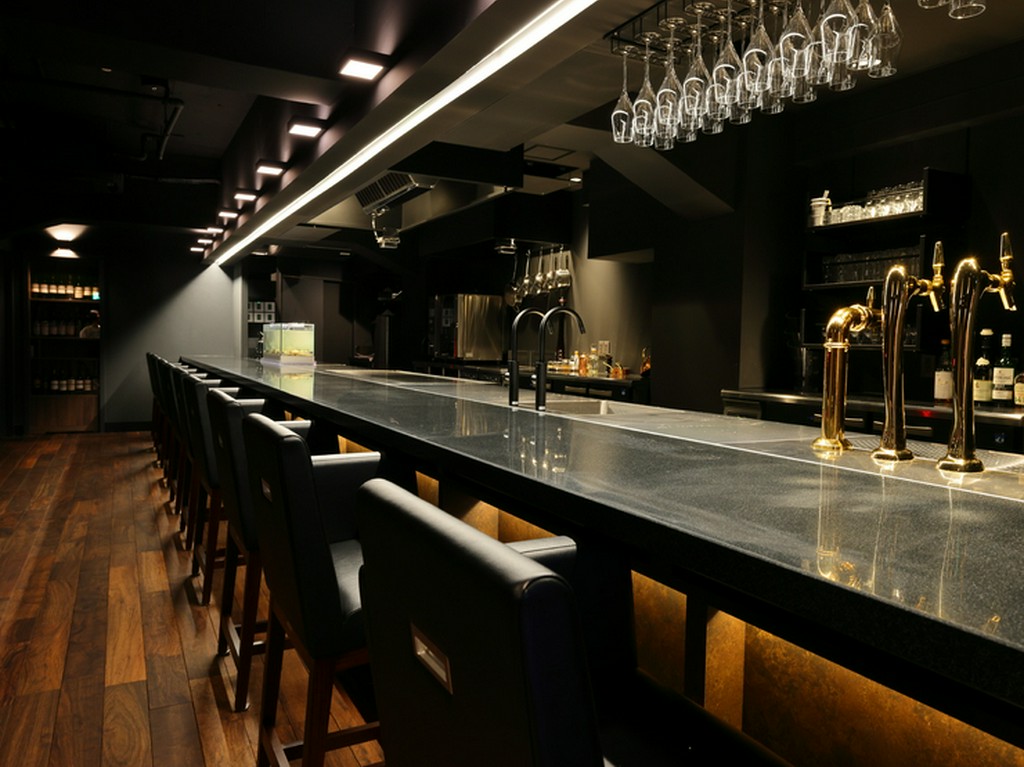 驚きと感動が味わえる、「シアター型」のカウンター席がある