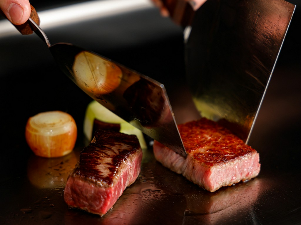 素材を吟味し、火入れにこだわった『ステーキ』