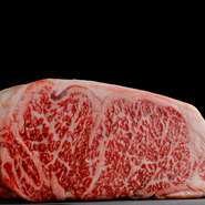 日本各地の産地から、そのタイミングで手に入るベストなものを仕入れる国産食材が、【BAKNOS akasaka】のこだわり。時には産地を訪れ、実際にその状態を確認してから吟味し尽くされたものを直接取引することも。